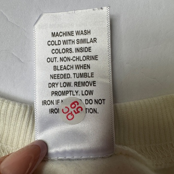 Disney White Crewneck Sweater Women’s Sz 2X with Minnie Mouse Design - Picture 4 of 12